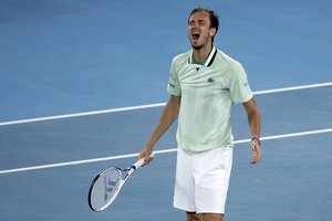 Lyg liūtas korte riaumojęs D. Medvedevas sugebėjo išsigelbėti „Australian Open“ ketvirtfinalyje