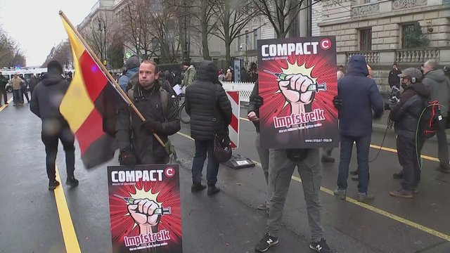 Berlyne – protestas prieš privalomus skiepus nuo COVID-19: teko įsikišti ir policijai