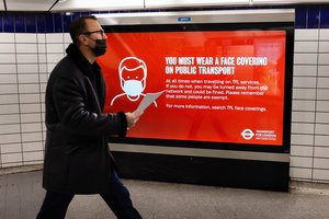 Anglijoje atšaukiamas reikalavimas dėvėti kaukes, skiepų pasai