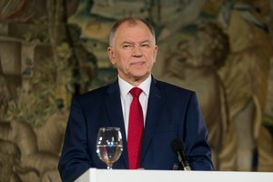 Po G. Nausėdos kritikos – ir V. P. Andriukaičio raginimas atšaukti galimybių pasą