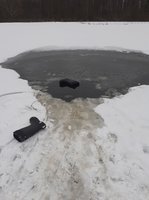 Čepkų kaime vyras norėdamas padėti deguonies negaunančioms žuvims įlūžo į tvenkinį