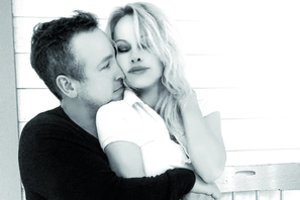 P. Anderson išsiskyrė šeštąjį kartą: už vieno vyro buvo ištekėjusi du kartus