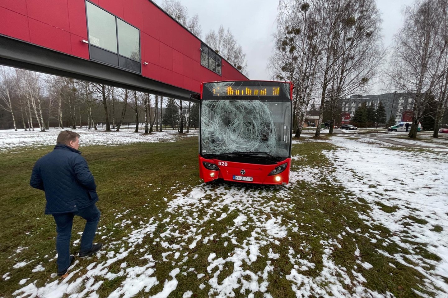 Kaune autobusas atsitrenkė į medį. <br> B.Bitvinsko nuotr. 