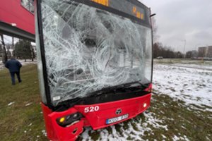 Ligoninės prieigose Kaune nevaldomas autobusas rėžėsi į medį