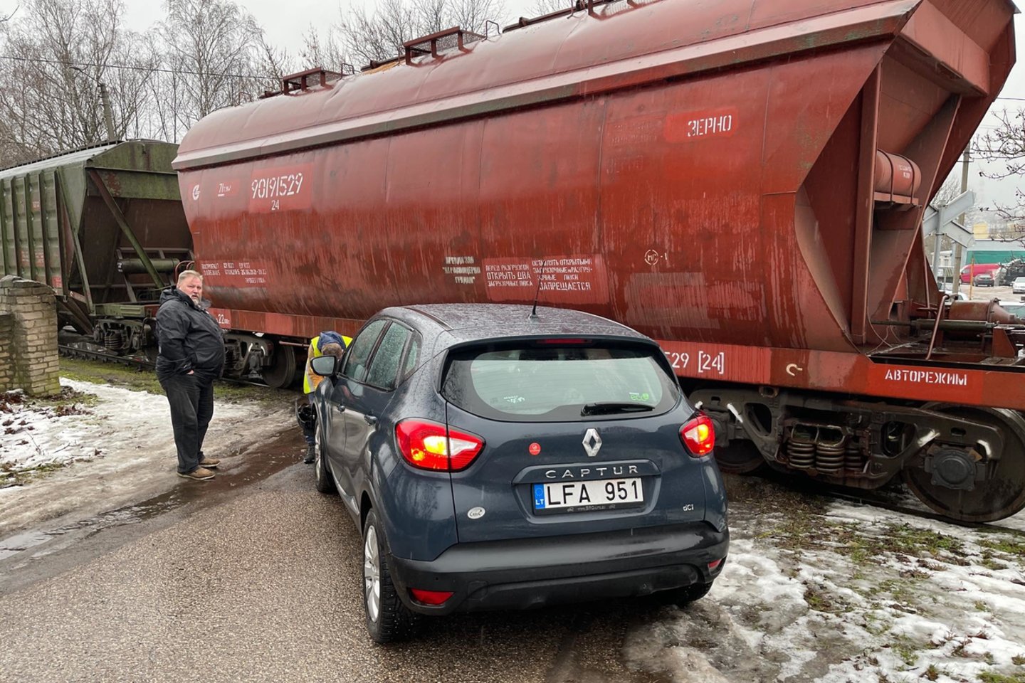  Traukinys smarkiai apgadino priekinę automobilio dalį. <br> G.Bitvinsko nuotr.