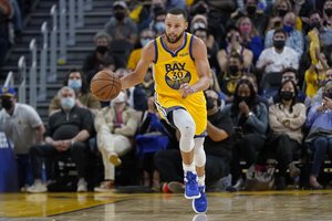 S. Curry ir K. Thompsono tritaškių banga paskandino „Timberwolves“