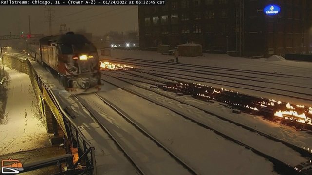 Neįprastas vaizdas: siekiant išvengti bėgių užšalimo, Čikagoje traukiniams tenka važiuoti per liepsnas
