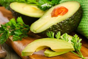 Štai dėl ko verta valgyti avokadus: naudingi širdžiai ir žarnynui, mažina artrito simptomus