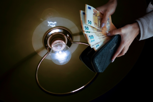 Sukčiai jau kėsinasi ne tik į bankų klientus – šįkart prisistato elektros tiekėjo vardu