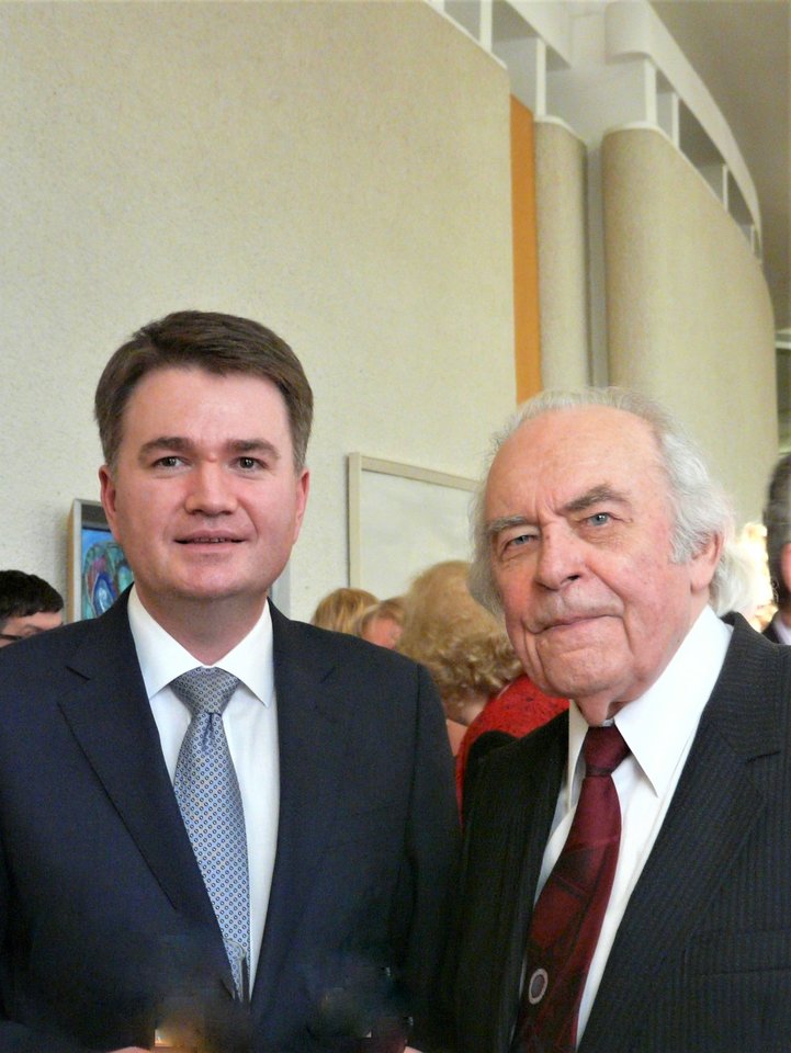 A.Raudonikis su dainininku D.Staponkumi.
