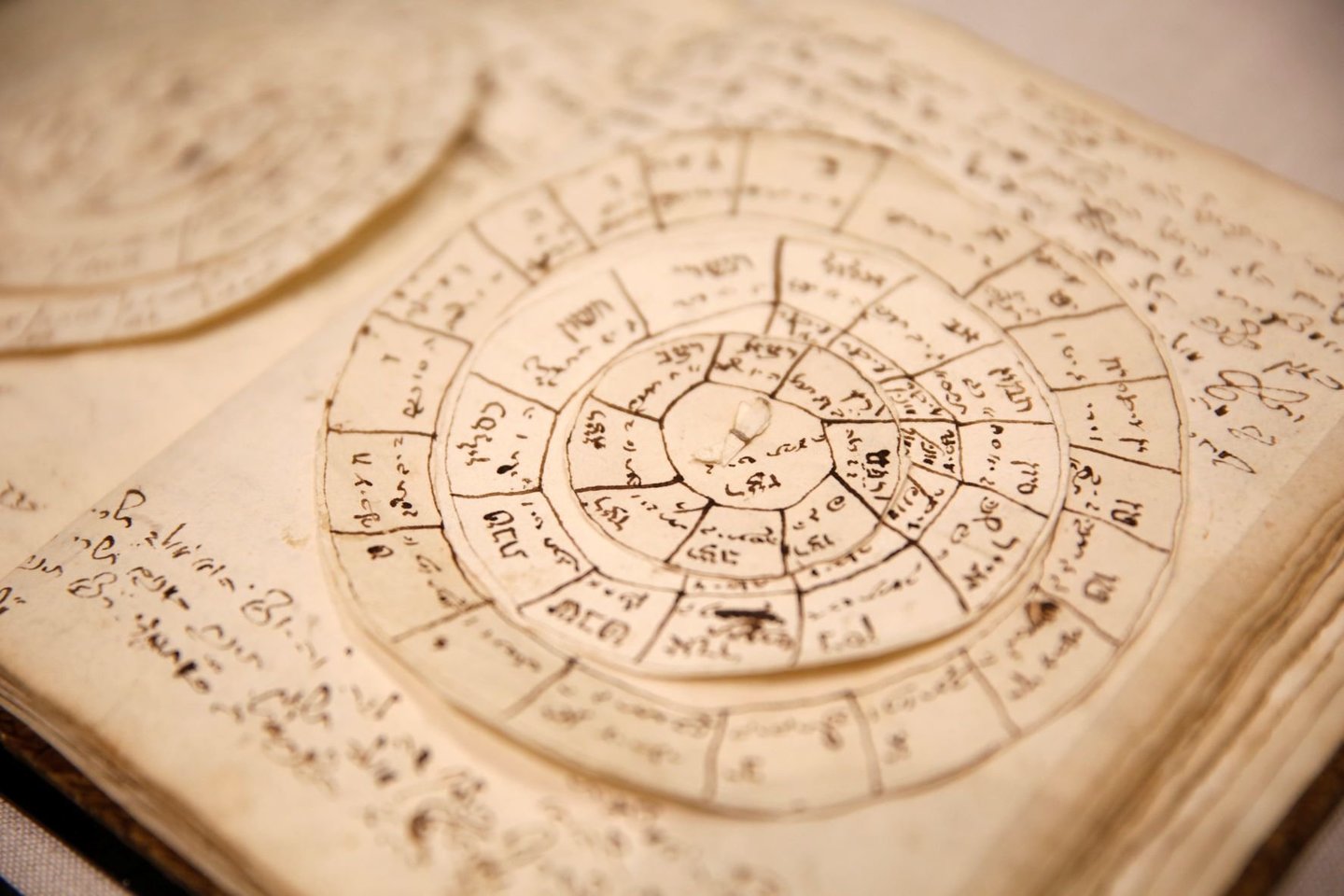 ​1751 m. Issacharo Ber Carmoly (taip pat žinomo kaip Behr Lehmann) rankraštis apie astronomiją. (Lietuvos nacionalinės Martyno Mažvydo bibliotekos ir YIVO Žydų tyrimų instituto Niujorke leidimu)<br>Th.Robinson (Getty Images) nuotr.