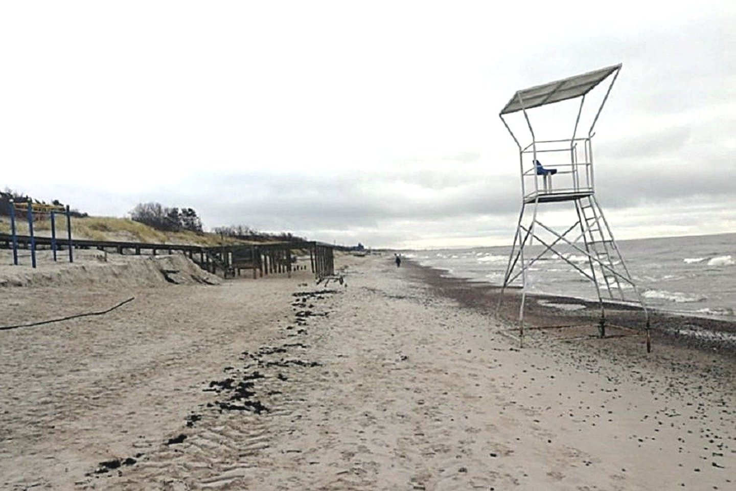 Didžiulis vėjas ir bangos labiausiai pakenkė todėl, kad iš jūros į pakrantę pernešama mažai smėlio.