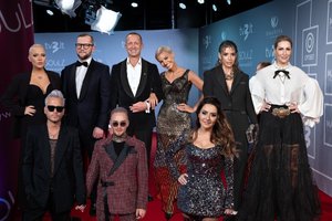 Raudonuoju „M.A.M.A. 2021“ apdovanojimų kilimu žengė išsipuošusi šalies grietinėlė