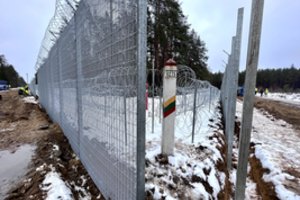 Pasienyje ties Baltarusija – grupelė bandžiusių patekti migrantų ir signalinių raketų šūviai