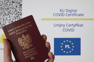 Dar vienas suklastotų COVID-19 skiepų pažymėjimų skandalas Lenkijoje: šį kartą įkliuvo kunigas