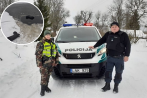 Nė akimirkos nedvejojęs policininkas šoko į pagalbą skęstančiam senukui