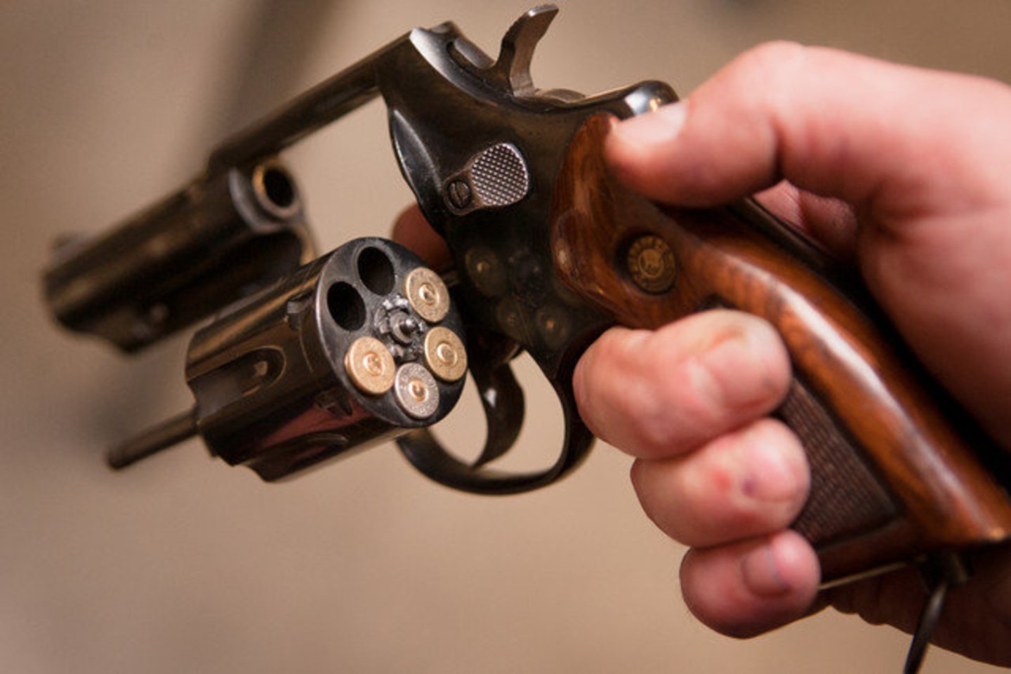  Marijampolės apylinkėse esančios sodybos šeimininkai joje aptiko nelegalų revolverį ir 25 šovinius. <br> A.Vaitkevičiaus asociatyvioji nuotr. 