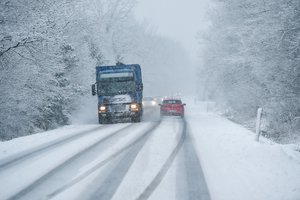 Eismo sąlygas sunkina šlapdriba ir lietus, dieną jas sunkins šlapdriba, plikledis ir pūga