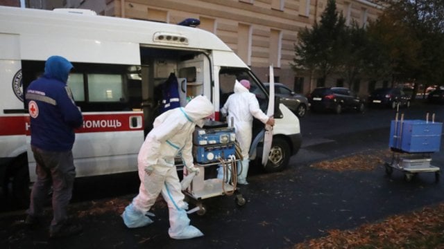 Rusija vėl fiksavo rekordinį COVID-19 atvejų prieaugį: mirė 617 žmonių
