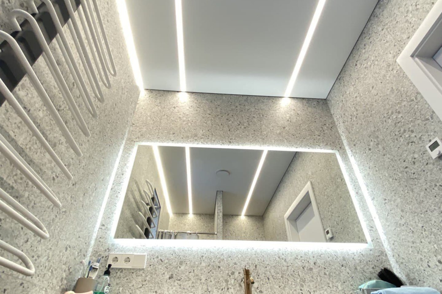 Vienas pagrindinių įtempiamų lubų privalumų: vidutinio dydžio kambaryje jas patyrę specialistai gali sumontuoti per 4-5 valandas, kiek ilgiau užtruktų, jei suprojektuotas sudėtingas apšvietimas.<br>Bendrovės „Brilliance ceiling“ nuotr.