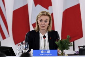 L. Truss: Jungtinė Karalystė rengia naujas sankcijas Rusijai, kad „nebūtų kur slėptis“