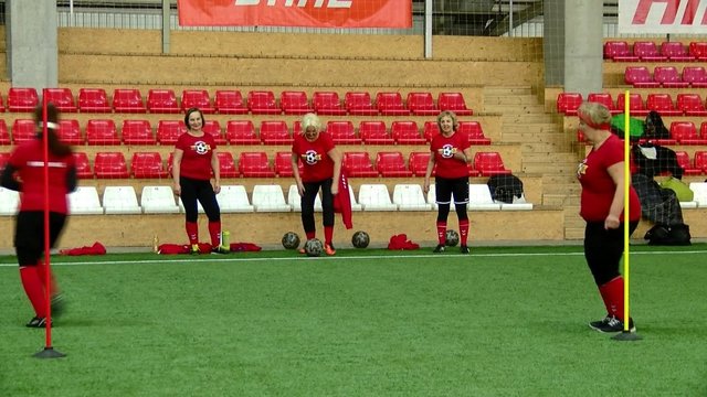 Futbolui amžius – ne riba: Marjampolėje aktyviai treniruojasi futbolą žaidžiančios „Sūduvos močiutės“