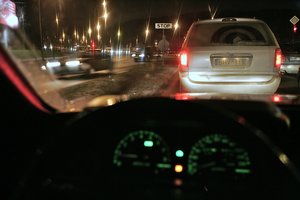 Bendravimas šviesomis ir avariniu signalu: kada leidžiamas, o kada gali užtraukti baudą?