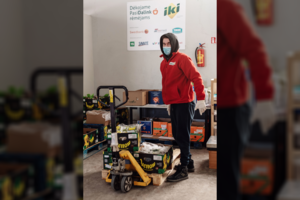 Mažindamas maisto švaistymą, „Iki“ perduoda „Maisto bankui“ tūkstančius tonų produktų