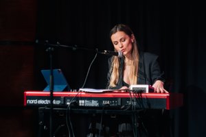 Pradėjusi gimtadienio turą Jurga Šeduikytė koncertuose spinduliavo gerą nuotaiką