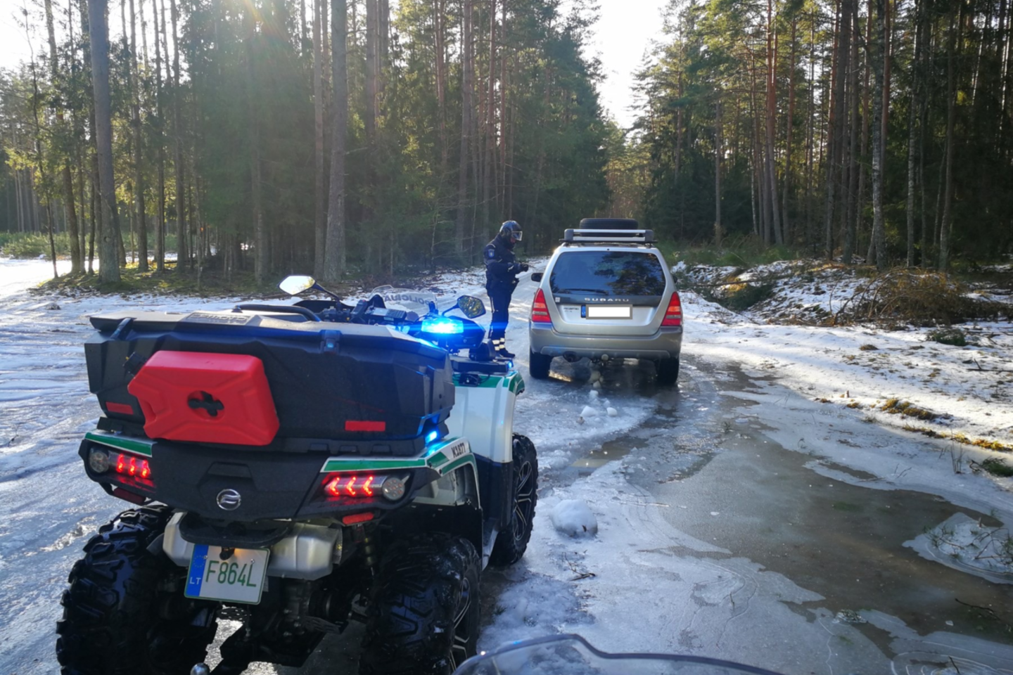 Šį savaitgalį policijos pareigūnai Kauno bei Jonavos rajonuose patruliavo ir su naujais policijos keturračiais.<br>Pranešėjų spaudai nuotr.