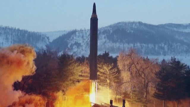 Šiaurės Korėja toliau nepaiso JT draudimų: išbandė galingiausią raketą nuo 2017 metų
