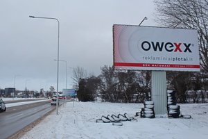 Šiauliuose – karo dėl nuimto plakato tąsa: suvertė padangų krūvą