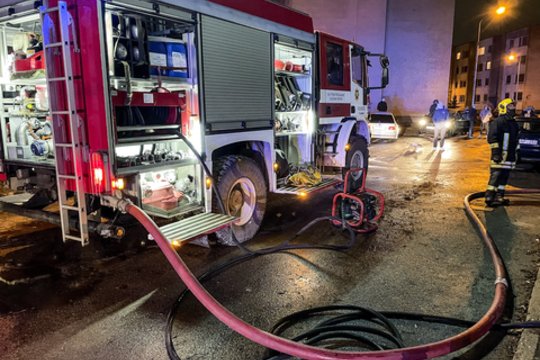 Per gaisrą Kėdainių daugiabutyje nukentėjo žmogus, dalis gyventojų evakavosi