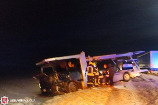 Pasvalio rajone susidūrė vilkikas ir automobilvežis