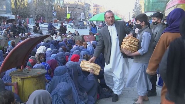 Milijonams afganų kenčiant badą, nusidriekė eilės prie kepyklos Kabule: tikisi gauti nemokamos duonos