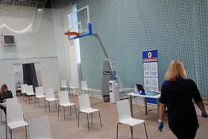 Skelbia, kad skiepijimas pirma COVID-19 doze beveik sustojo, o tikrasis vakcinuotų žmonių procentas mažesnis, nei daugelis mano