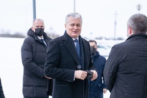 Giraitės ginkluotės gamykloje apsilankęs G. Nausėda: Lietuvos gynybos pramonės stiprinimas yra nacionalinio saugumo prioritetas