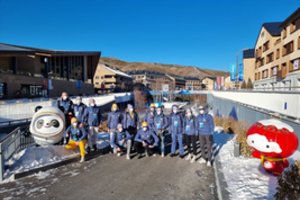 Į olimpinį kaimelį atvyko biatlonininkai: Iš Milano skrido patogiai, bet paskui kankinosi autobuse