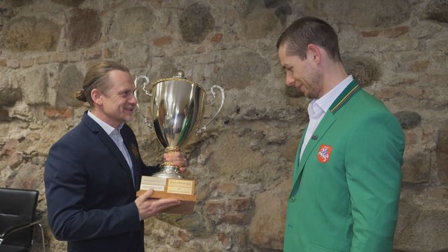 Valdovų rūmuose išrinktas geriausias Lietuvos baidarininkas: olimpinio čempiono taurė įteikta M. Maldoniui