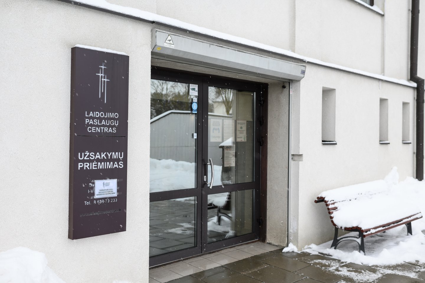 LRT sausio viduryje pranešė, kad Vilniaus arkivyskupijos ekonomo tarnybai priklausanti bendrovė „Laidojimo paslaugų centras“ klientams perpardavinėjo naudotus karstus.<br>V.Skaraičio nuotr.