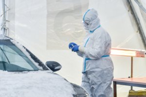 Naujų užsikrėtimų COVID-19 Lietuvoje skaičius vėl rekordinis – peržengta 12 tūkst. riba: užkratas pražudė 14 žmonių