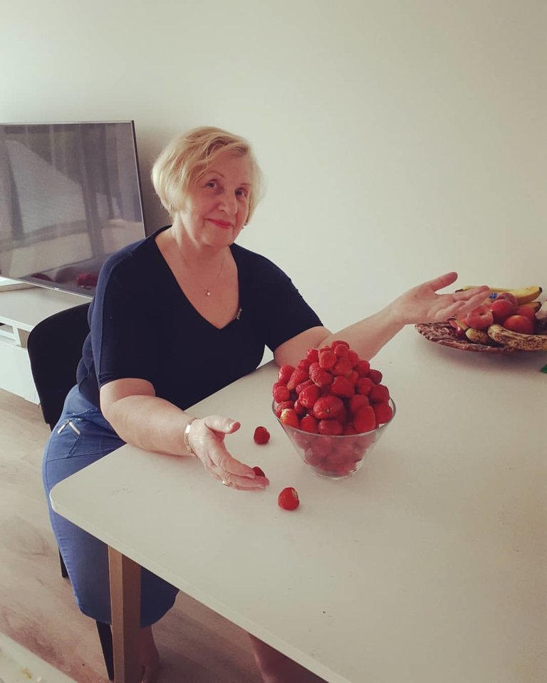 Su pirmuoju braškių derliumi.<br> Asmeninio archyvo nuotr.