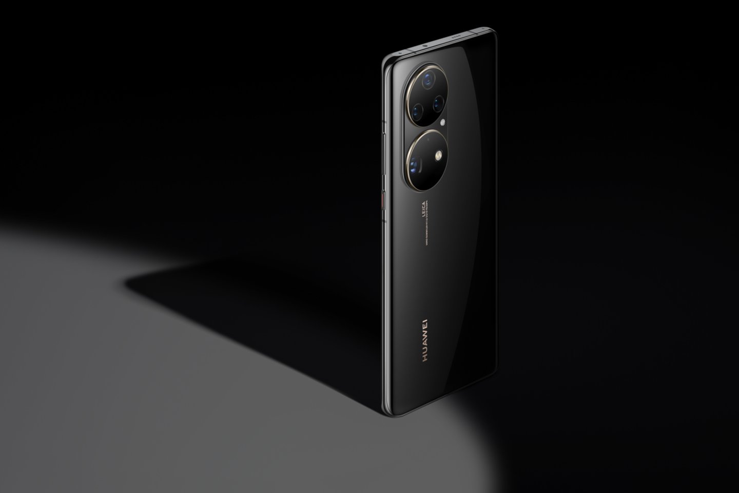 „Huawei P50 Pro“ vartotojai gali džiaugtis net dviejų matricų kameromis su ypač tiksliai spalvas atkuriančiu 50 MP raiškos pagrindiniu objektyvu.