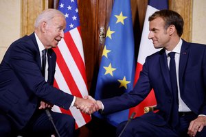 J. Bidenas ir E. Macronas žada koordinuoti atsaką Rusijai dėl Ukrainos