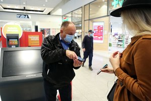 Nuo šeštadienio nebeprireiks ne tik galimybių pasų, bet ir jų kontrolierių: kas nutiks su šiais darbuotojais?