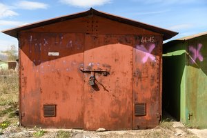 Pagaliau metalinių garažų savininkams išaiškino: jų turtas statinys, ar ne