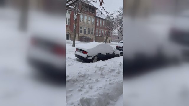 Čikagos gatves padengė storo sniego sluoksnis: gyventojams teko atsikasti transporto priemones