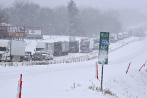 Per JAV slenka sniegą ir lijundrą nešanti žiemos audra: atšaukta tūkstančiai skrydžių, uždaromos mokyklos