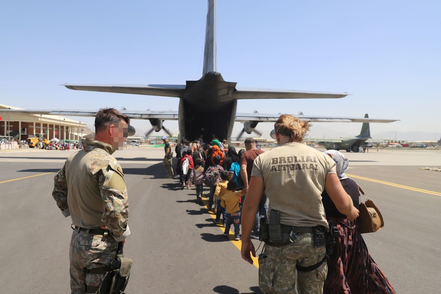 Iš Kabulo evakuojami žmonės.<br>Lietuvos kariuomenės nuotr.