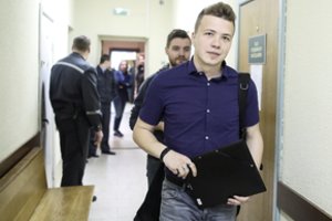 R. Pratasevičius žada paduoti „Ryanair“ į teismą: prie ieškinio ragina prisidėti ir kitus keleivius